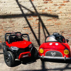 Lote x2 juguetes: auto a batería y jeep