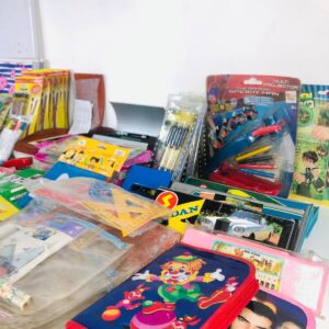 Lote x119 artículos escolares: cuadernos, libretas, lápices, cartucheras, borradores, reglas y otros