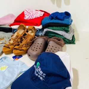 Lote x43 artículos: vestidos, remeras, body bebé, bijouterie, otros