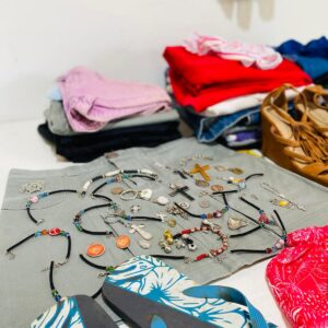 Lote x43 artículos: vestidos, remeras, body bebé, bijouterie, otros