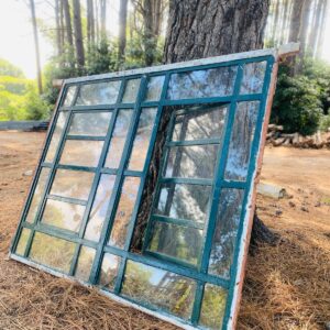 Ventana en hierro color verde, con vidrios 1,70x1,20m.