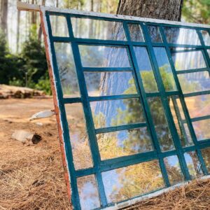 Ventana en hierro color verde, con vidrios 1,70x1,20m.