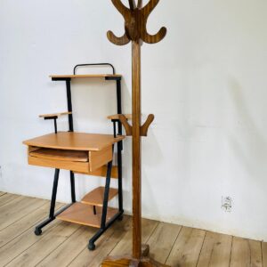 Escritorio en MDF + perchero de madera