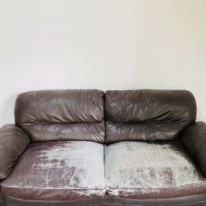 Sillón 3 cuerpos en cuerina, con detalles