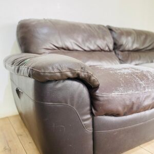 Sillón 3 cuerpos en cuerina, con detalles