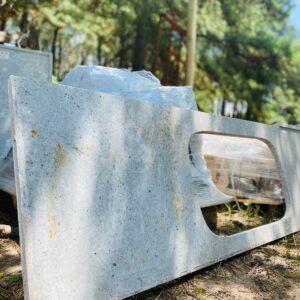 Mesada en mármol, con detalles