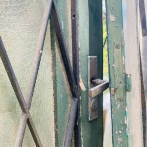 Lote x2 hojas de puerta en madera con rejas, color verde