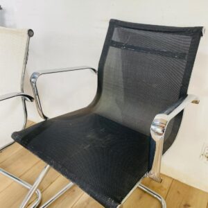 Lote x3 sillas de oficina: 2 blancas,1 negra