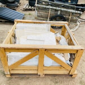 Cajón con piedras varias: arenisca, piedra laja y otros