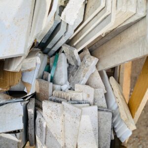 Cajón con piedras varias: arenisca, piedra laja y otros