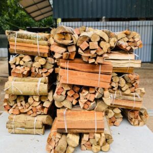 Lote x100 atados de leña: eucaliptus colarado y madera dura