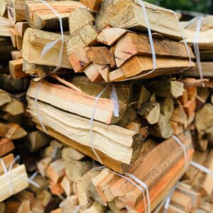 Lote x100 atados de leña: eucaliptus colarado y madera dura