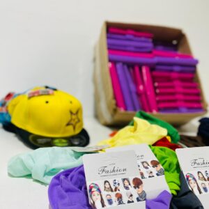 Lote x67 artículos: monederos, pantalones, vinchas y gorros