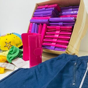 Lote x67 artículos: monederos, pantalones, vinchas y gorros