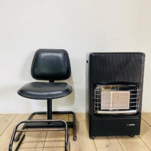 Lote x3 artículos: silla, posa pie y gabinete de estufa James