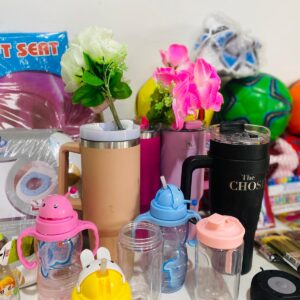Lote x70 artículos: pelotas, vasos, tapas de inodoro, parlante, uñas, cintas métricas y otros