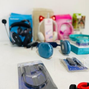 Lote x15 artículos: auriculares casco, porta celulares, luces de interior para auto y otros