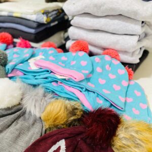 Lote x110 prendas: gorros, campera, remeras, camisas y otros