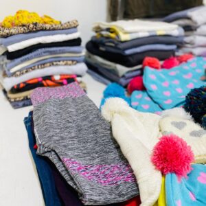 Lote x110 prendas: gorros, campera, remeras, camisas y otros