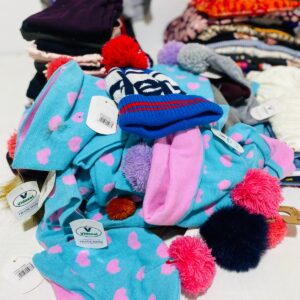 Lote x117 prendas: gorros, remeras, calzas y otros