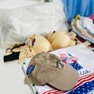 Lote 87 artículos: almohada, camperas, remeras, buzos, ropa interior y otros