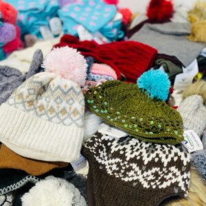 Lote x171 prendas: gorros de lana y bufandas