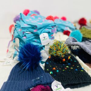 Lote x171 prendas: gorros de lana y bufandas
