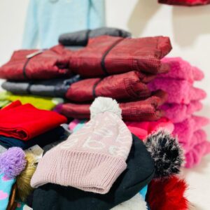 Lote x86 prendas infantiles: camperas, buzos, gorros, bufandas y otros