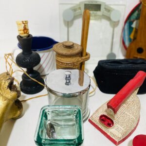 Lote x36 artículos: adornos, balanza, tensiómetro, jeringa antigua y otros