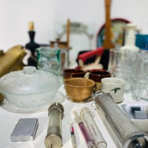 Lote x36 artículos: adornos, balanza, tensiómetro, jeringa antigua y otros