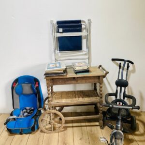 Lote x26 artículos: portarretrato, triciclo, silla para auto, mesa rodante y otros