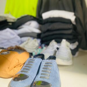 Lote x59 prendas: buzos, calzados, remeras y otros