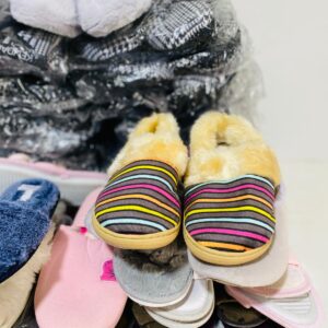 Lote x71 pares de pantuflas: talles y colores varios