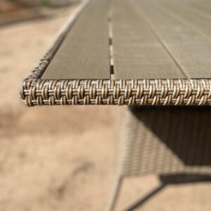 Mesa de patio color beige