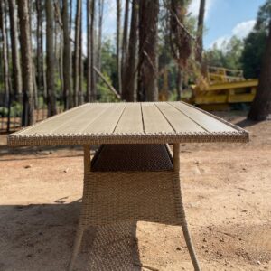Mesa de patio color beige