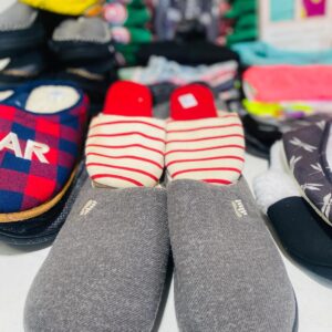 Lote x61 prendas: pantuflas, camperas, buzos, boxers y otros