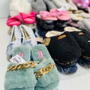 Lote x43 pares de pantuflas: colores y talles varios