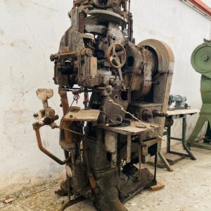 Maquina clavadora de taco y armadora de base: 2,0x1,30x0,90m.