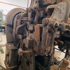 Maquina clavadora de taco y armadora de base: 2,0x1,30x0,90m.