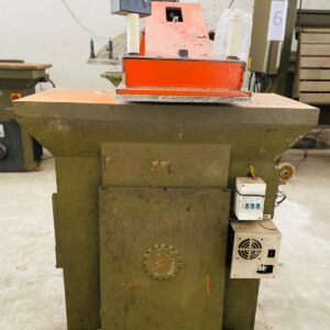 Troqueladora de pluma industrial: 1,30x0,90x0,90m. (motor quemado)