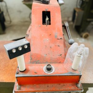 Troqueladora de pluma industrial: 1,30x0,90x0,90m. (motor quemado)