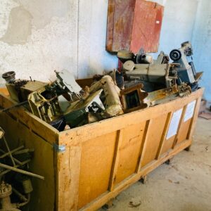 Lote x1 cajón con maquinas de cocer (algunas con faltantes)