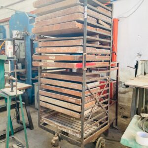 Lote x2 artículos: soporte para estantería y maquina para abotonar