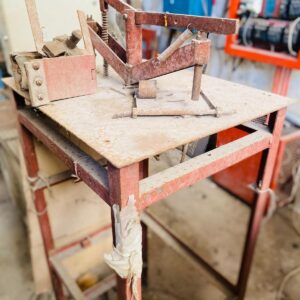 Lote x2 artículos: soporte para estantería y maquina para abotonar