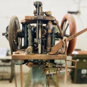 Maquina para coser suelas:1,65x0,60x0,60m. (con faltantes)