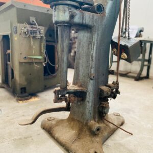 Maquina para coser suelas:1,65x0,60x0,60m. (con faltantes)