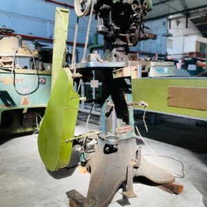Maquina de coser industrial con faltantes: 80x40x1,60m.