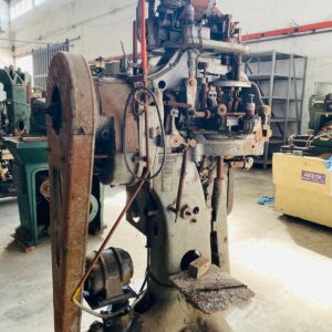 Maquina de clavar tacos: 2,0x1,90x1,20m. (con faltantes hidráulicos)