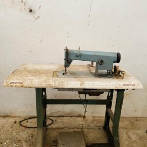 Maquina de cocer plana, marca Alfa: 1,10x1,05x0,55m.