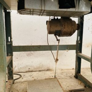 Maquina de cocer plana, marca Alfa: 1,10x1,05x0,55m.